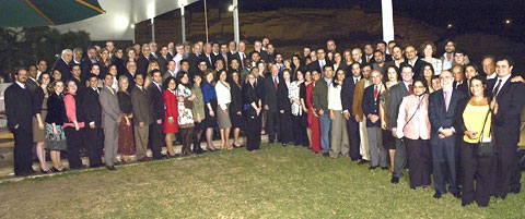 Los participantes se congregaron afuera con Presidente Carter y Sra. Carter para una foto. 